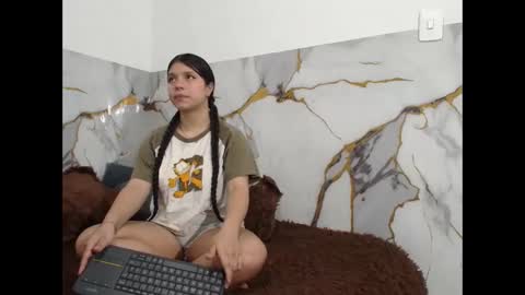 Snapshot of saraandthomas chatting on 6, 11, 2025 sara and thomas online show from 6, 11, 2025