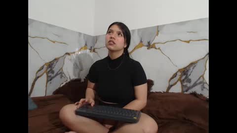 Snapshot of saraandthomas chatting on 20, 11, 2025 sara and thomas online show from 20, 11, 2025