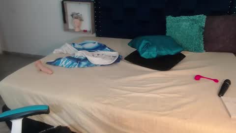 Snapshot of saraapril_1 chatting on 25, 2, 2025 SARAHGIL online show from 25, 2, 2025