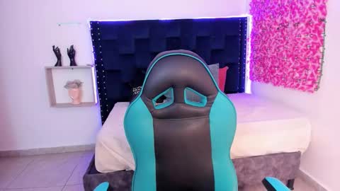 Snapshot of saraapril_1 chatting on 23, 10, 2025 SARAHGIL online show from 23, 10, 2025