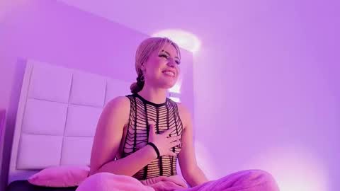 Snapshot of sarabenedetti chatting on 14, 9, 2025 Sara online show from 14, 9, 2025