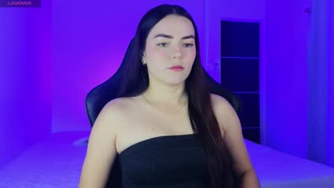 Snapshot of sarah_swtt chatting on 16, 12, 2025 - next broadcast 28 nov 7 pm Col online show from 16, 12, 2025