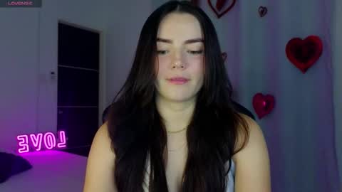 Snapshot of sarah_swtt chatting on 20, 12, 2025 - next broadcast 28 nov 7 pm Col online show from 20, 12, 2025