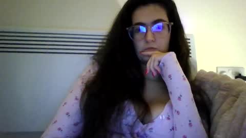 Snapshot of sarahcam95xx chatting on 3, 12, 2025 Sarah online show from 3, 12, 2025