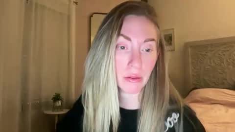 Snapshot of sarahgiroux86 chatting on 15, 4, 2026 Sarah online show from 15, 4, 2026