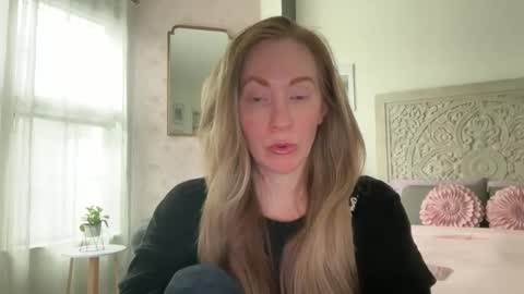 Snapshot of sarahgiroux86 chatting on 25, 4, 2026 Sarah online show from 25, 4, 2026