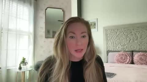 Snapshot of sarahgiroux86 chatting on 6, 5, 2026 Sarah online show from 6, 5, 2026