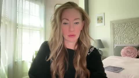 Snapshot of sarahgiroux86 chatting on 7, 5, 2026 Sarah online show from 7, 5, 2026