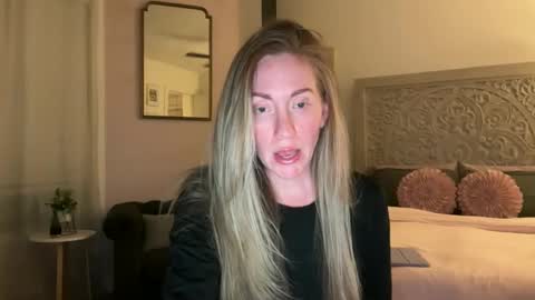 Snapshot of sarahgiroux86 chatting on 10, 5, 2026 Sarah online show from 10, 5, 2026