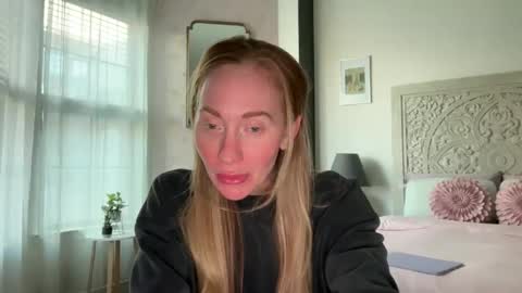 Snapshot of sarahgiroux86 chatting on 14, 5, 2026 Sarah online show from 14, 5, 2026