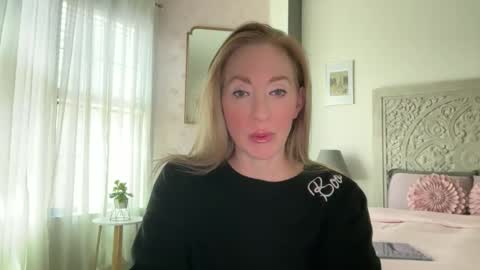Snapshot of sarahgiroux86 chatting on 24, 5, 2026 Sarah online show from 24, 5, 2026
