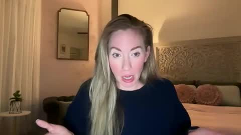 Snapshot of sarahgiroux86 chatting on 4, 6, 2026 Sarah online show from 4, 6, 2026