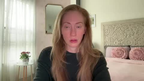 Snapshot of sarahgiroux86 chatting on 4, 8, 2026 Sarah online show from 4, 8, 2026