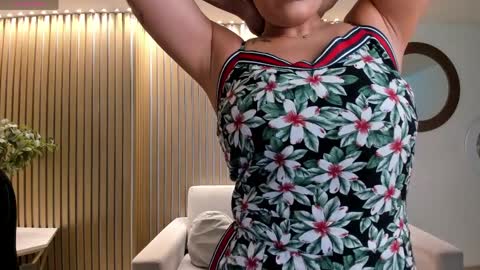 Sarah  independent model online show from 5, 4, 2026