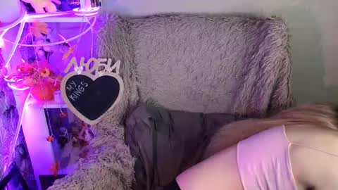 Snapshot of sarakaell chatting on 9, 11, 2025 Sara online show from 9, 11, 2025