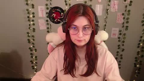 Snapshot of sarakinski chatting on 3, 12, 2025 Sara online show from 3, 12, 2025