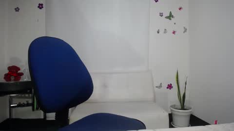 Saraloves online show from 20, 2, 2025