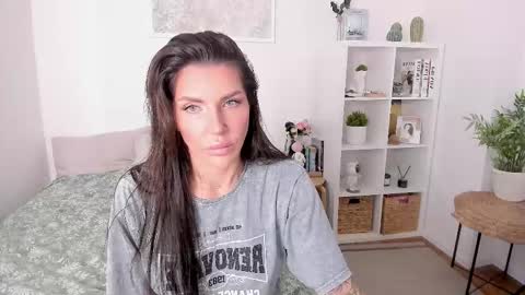 Sasha Miro online show from 11, 9, 2025