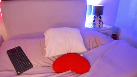 Snapshot of sashajune chatting on 23, 2, 2025 selene online show from 23, 2, 2025