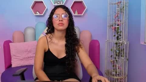 Snapshot of sashamonroee_ chatting on 28, 10, 2025 SashaMonroee online show from 28, 10, 2025