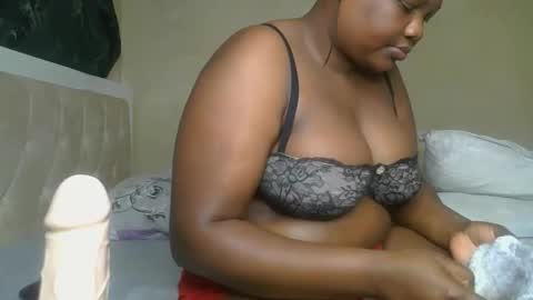 Snapshot of sassie_bee chatting on 8, 12, 2024 sassie_bee online show from 8, 12, 2024