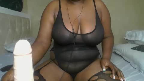 Snapshot of sassie_bee chatting on 9, 12, 2024 sassie_bee online show from 9, 12, 2024