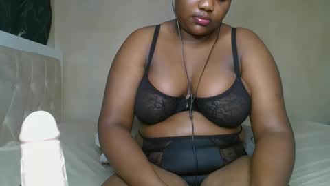 Snapshot of sassie_bee chatting on 17, 12, 2024 sassie_bee online show from 17, 12, 2024