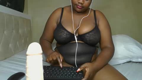 Snapshot of sassie_bee chatting on 16, 1, 2025 sassie_bee online show from 16, 1, 2025