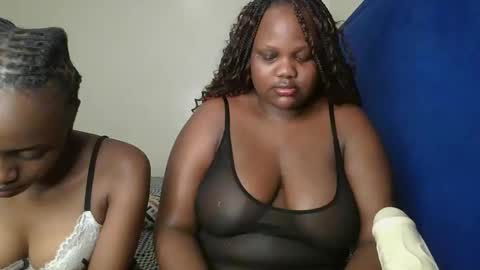 Snapshot of sassie_bee chatting on 19, 9, 2025 sassie_bee online show from 19, 9, 2025