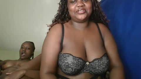 Snapshot of sassie_bee chatting on 30, 9, 2025 sassie_bee online show from 30, 9, 2025