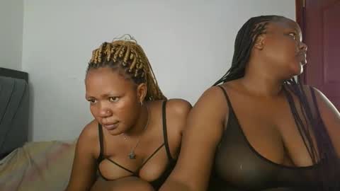 Snapshot of sassie_bee chatting on 26, 10, 2025 sassie_bee online show from 26, 10, 2025