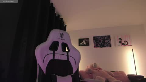 Snapshot of satanbabee_ chatting on 29, 4, 2026 im expecting 300 thumbs up on my altar online show from 29, 4, 2026