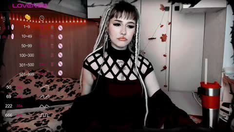 pronoun she. name Mary. age 21. online show from 7, 1, 2025