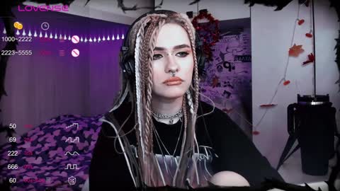 pronoun she. name Mary. age 21. online show from 19, 1, 2025