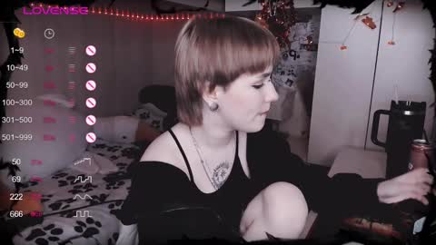 pronoun she. name Mary. age 21. online show from 16, 2, 2025