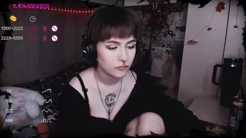 pronoun she. name Mary. age 21. online show from 19, 2, 2025