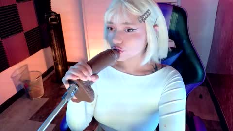 scarlet_gold online show from 6, 11, 2025