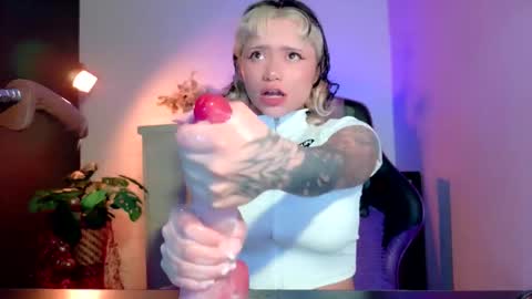 scarlet_gold online show from 4, 12, 2025