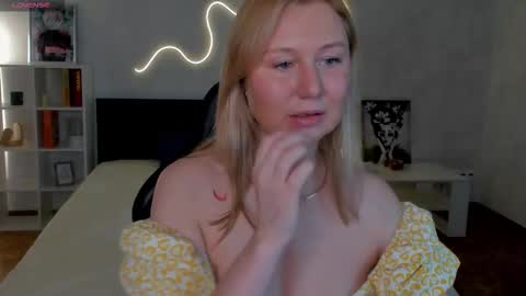 Snapshot of scent__of_woman chatting on 20, 10, 2025 Samanta online show from 20, 10, 2025