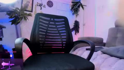     .  INDEPENDENT MODEL online show from 1, 2, 2026