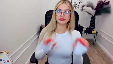 selenaemoore online show from 23, 11, 2025