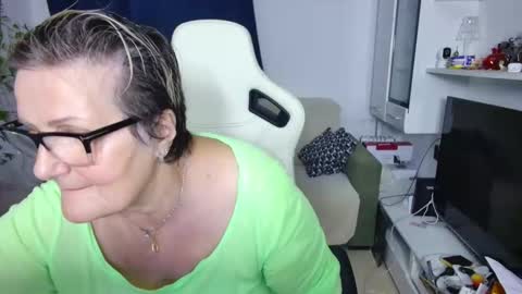 Selenna online show from 5, 4, 2026