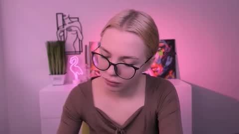 Snapshot of sendi_cais chatting on 17, 11, 2025 Sendi online show from 17, 11, 2025