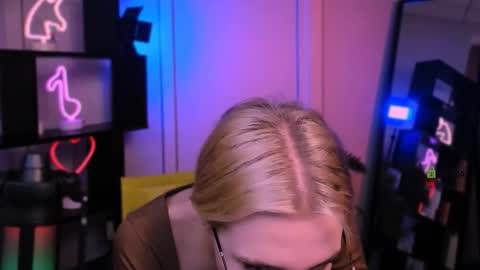 Snapshot of sendi_cais chatting on 28, 11, 2025 Sendi online show from 28, 11, 2025