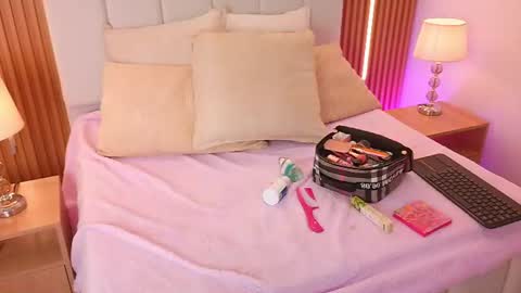 Snapshot of sensual_kim77 chatting on 9, 6, 2026 Sensual Kim77 online show from 9, 6, 2026