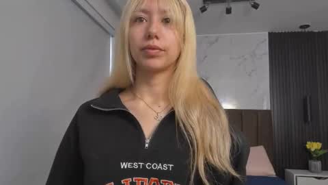 Snapshot of serene_waves chatting on 4, 10, 2025 Serene online show from 4, 10, 2025