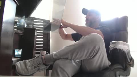 hetero serio discreto online show from 22, 4, 2026