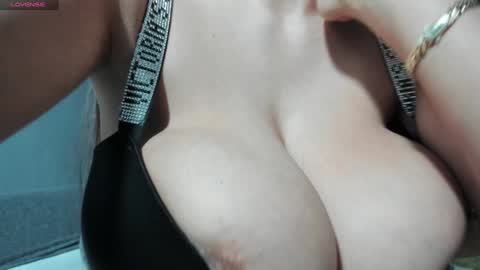 Snapshot of sexxymeriemm chatting on 6, 1, 2025 sexxymeriemm online show from 6, 1, 2025