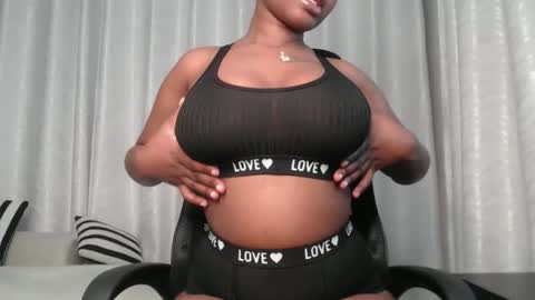 Snapshot of sexy_chocolata chatting on 22, 10, 2025 chocolata online show from 22, 10, 2025