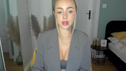 Snapshot of sexy_coralie chatting on 4, 6, 2026 C o r a l i e online show from 4, 6, 2026